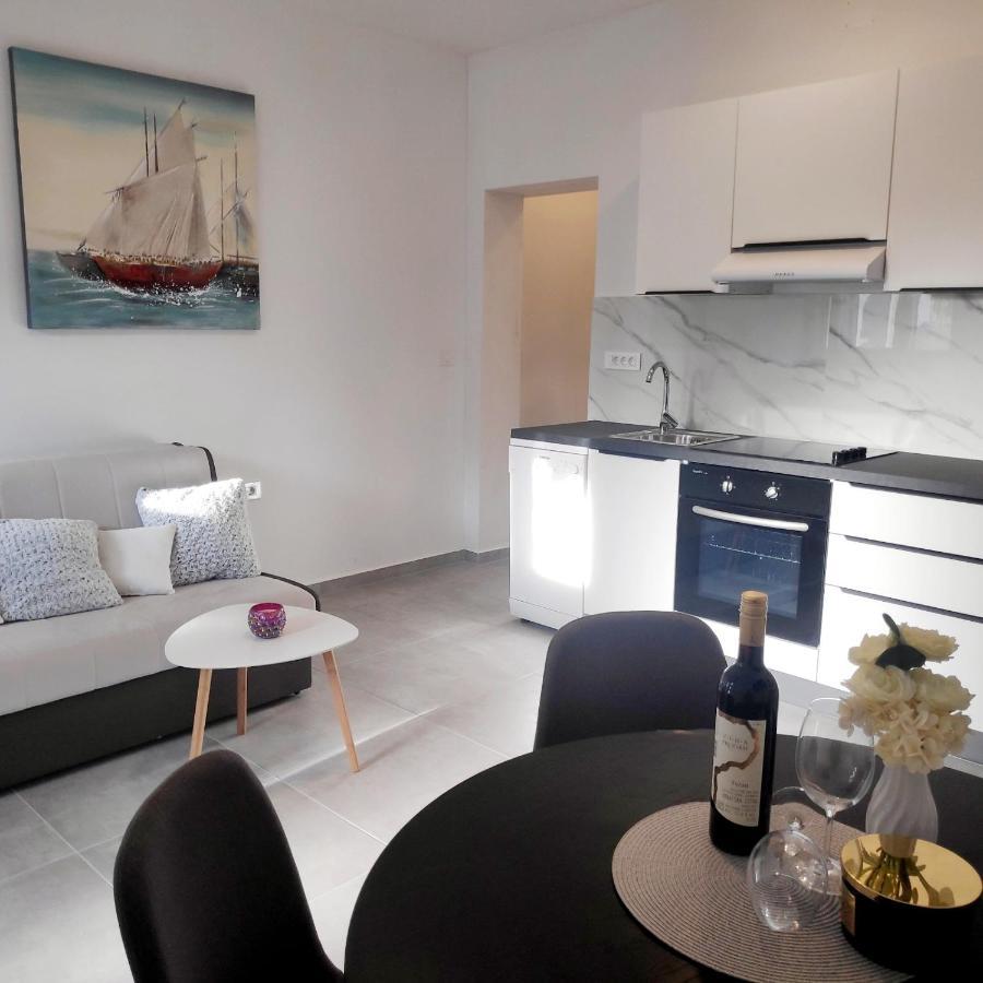 Sea Star Apartments Pjescana Uvala Bagian luar foto