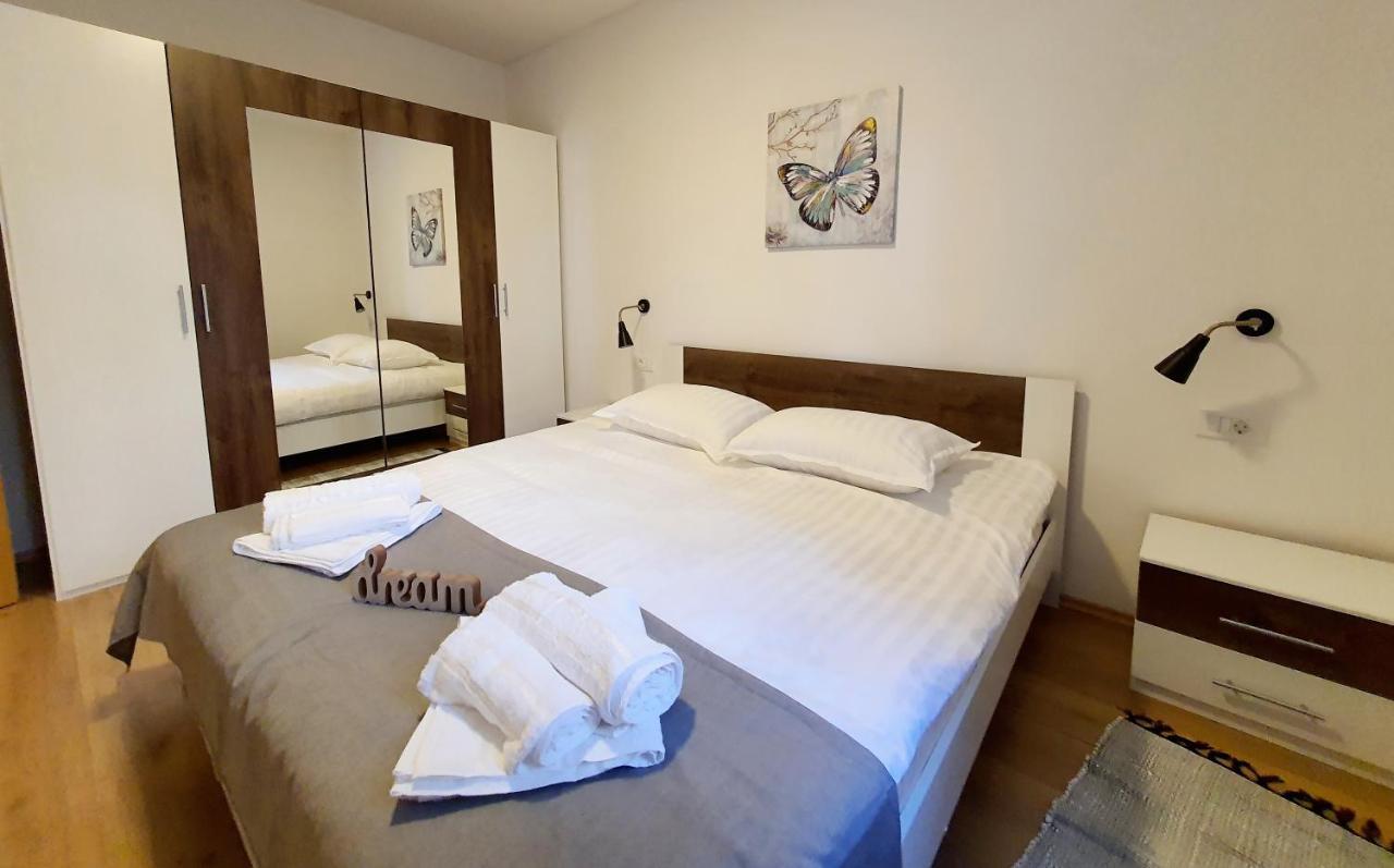 Sea Star Apartments Pjescana Uvala Bagian luar foto