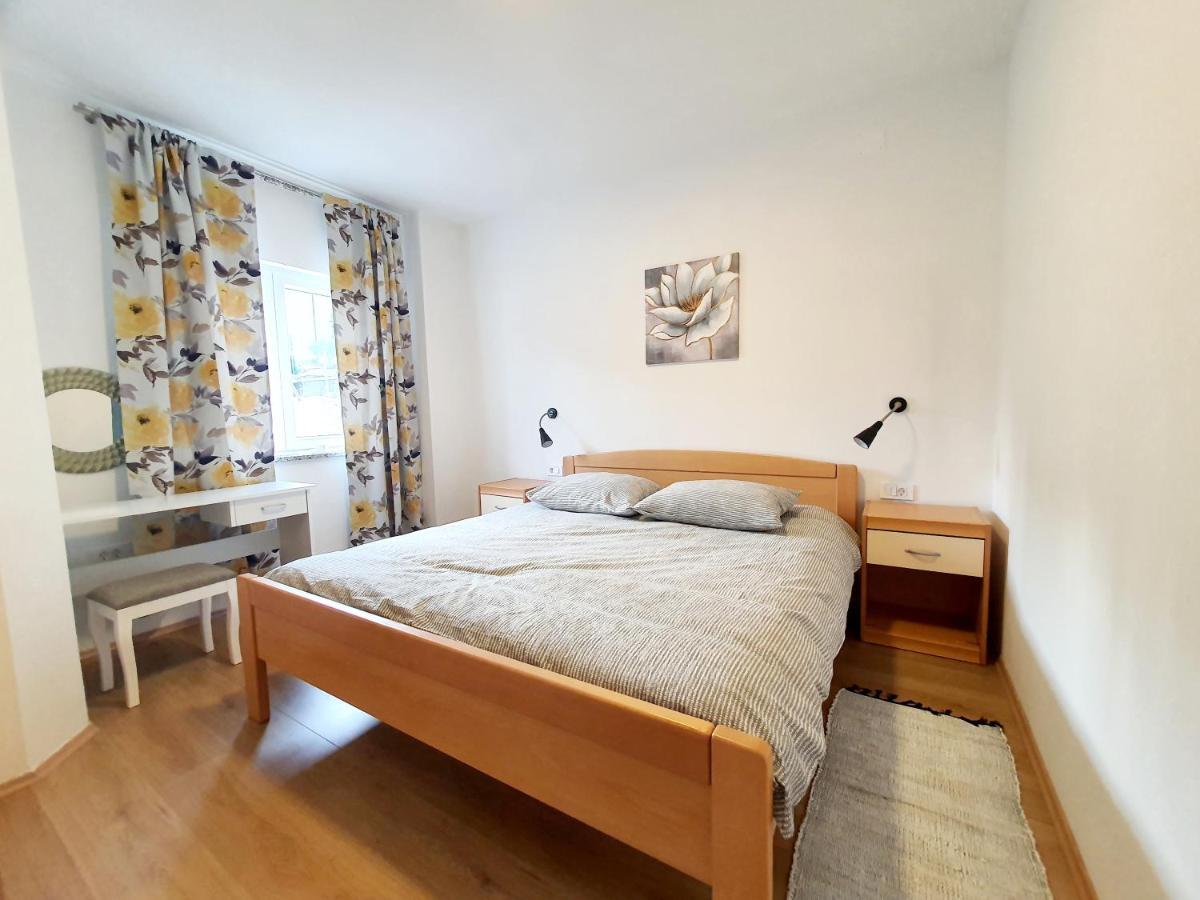 Sea Star Apartments Pjescana Uvala Bagian luar foto
